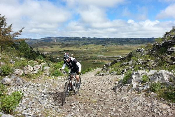 Conquistar lo más alta de Los Cuchumatanes en bicicleta de montaña es un desafío para los competidores. (Foto Prensa Libre: Mike Castillo).