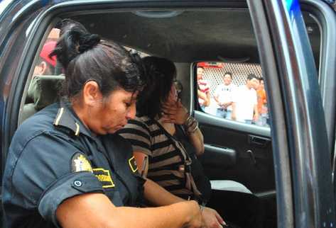 Obispo argueta, en un autopatrulla, luego de haber sido detenida tras una persecución.  Inserta, la ahora exfuncionaria.