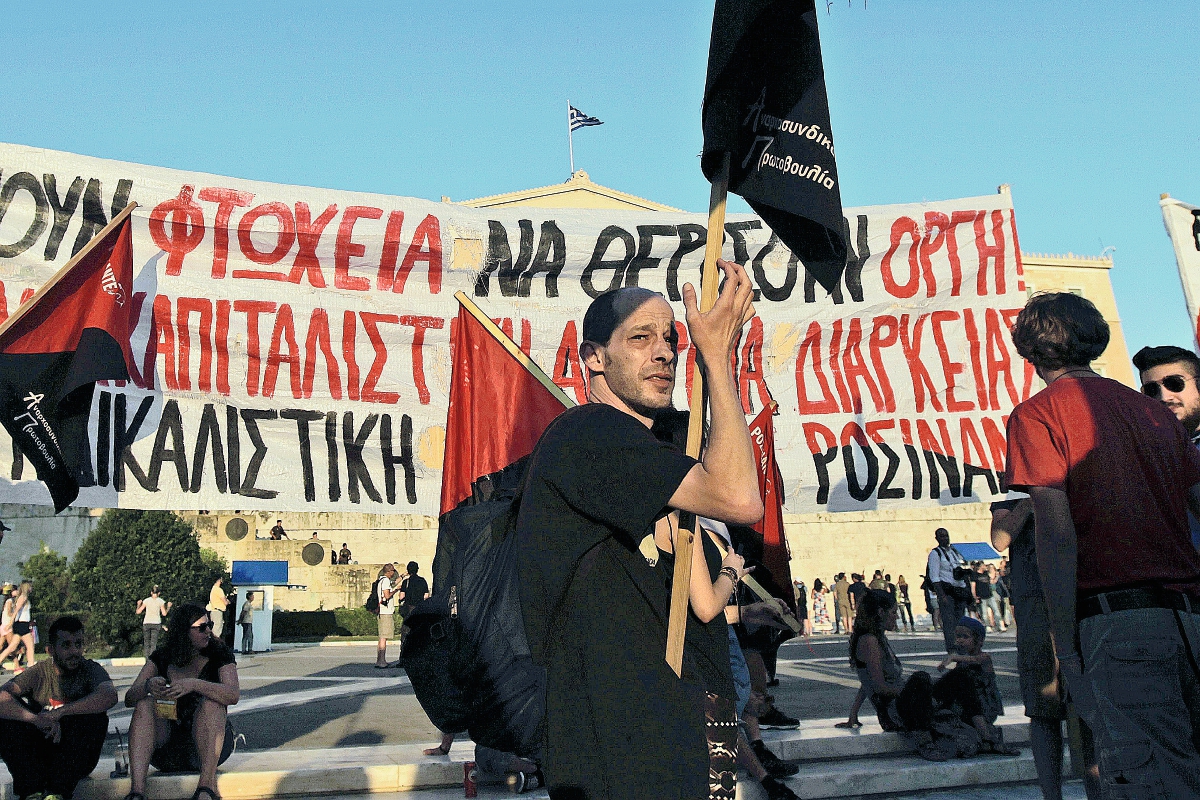 Varias personas participan hoy en una protesta contra las políticas de austeridad. (PL-EFE)