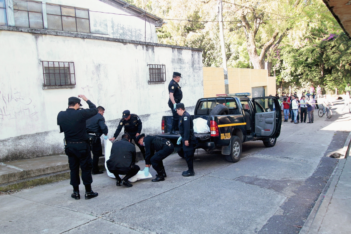 Los cuerpos de tres mujeres fueron localizados envuelto en sábanas el 1 de diciembre en la colonia Martinico, zona 5. ( Prensa Libre: Hemeroteca PL)