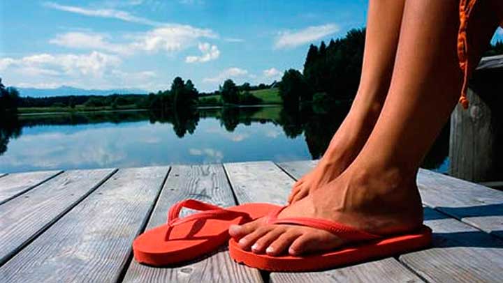 El uso frecuente de chancletas puede causar problemas en los pies al no poder amortiguar el impacto de las superficies duras.