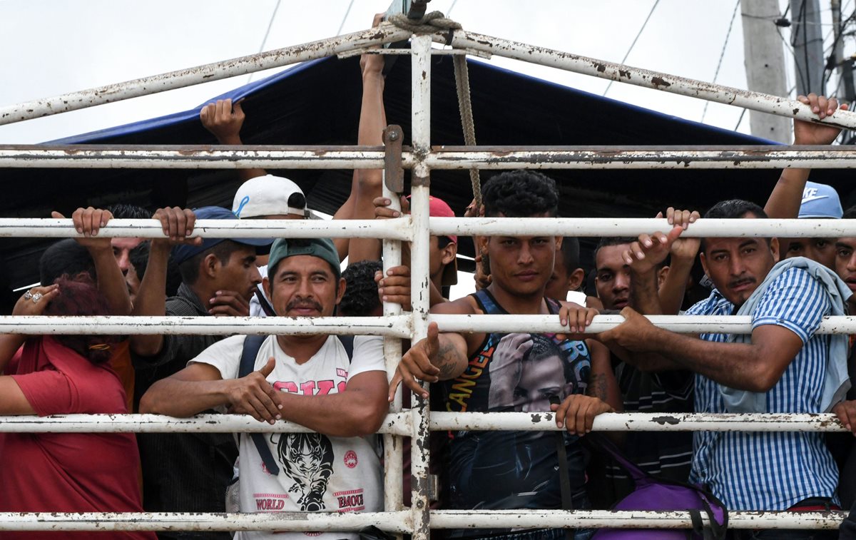 Migrantes hondureños utilizan cualquier medio de transporte que les ofrezca para acercarse a Estados Unidos. Algunos de ellos ya desistieron de viajar. (Foto Prensa Libre: AFP)