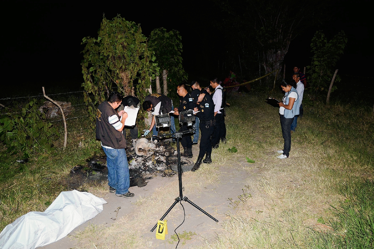Tres hermanos  murieron baleados en la ruta que conduce a la aldea Casas Viejas, Chiquimulilla, Santa Rosa. (Foto Prensa Libre: Oswaldo Cardona)
