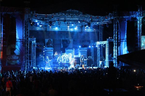 Turistas y vecinos disfrutan el concierto efectuado en Panajachel, Sololá. (Foto Prensa Libre: Ángel Julajuj) <br _mce_bogus="1"/>
