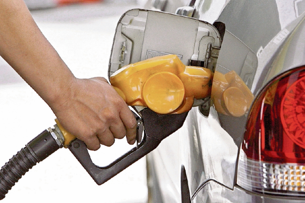 Los precios de los combustibles han variado durante las últimas semanas en el país. (Foto Prensa Libre: EFE)