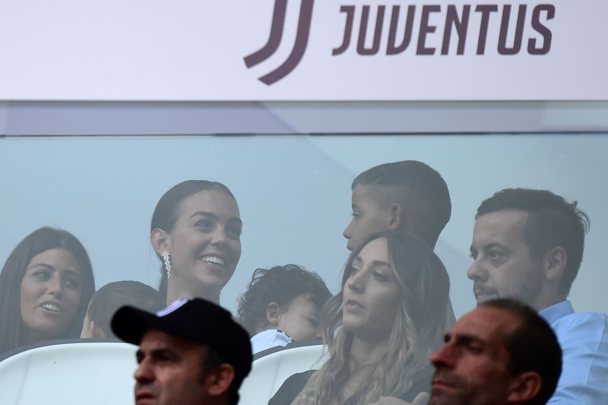 La novia de Critiano Ronaldo, Georgina Rodríguez, disfrutó del juego en el palco, junto a Cristiano Jr. (Foto Prensa Libre: AFP)