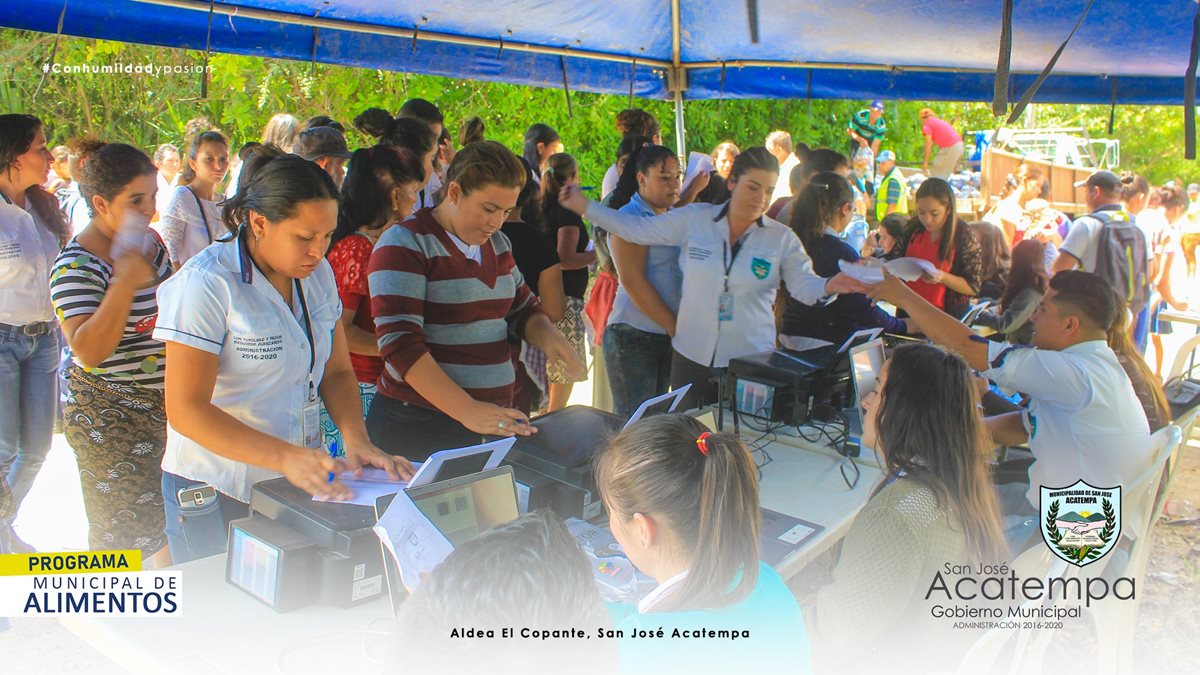 En una jornada de entrega de bolsas de víveres en San José Acatempa, Jutiapa, registran a los vecinos que reciben los alimentos. (Foto Prensa Libre)