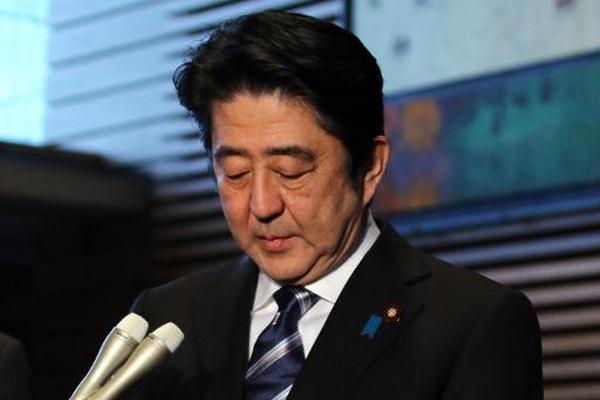 El primer ministro japonés, Shinzo Abe, a su llegada a su residencia  oficial en Tokio, donde habló ante la prensa sobre la ejecución del  rehén japonés Kenji Goto. (Foto Prensa Libre: AFP)