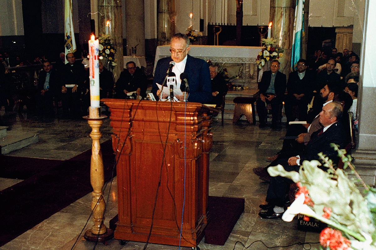 Monseñor Juan Gerardi el 24 de abril de 1998 entrega el proyecto Remhi en la Catedral. Foto: Hemeroteca PL