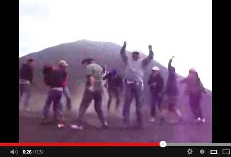 El baile que se ha convertido en fenómeno viral en internet ha tenido sus versiones en Guatemala. (Foto Prensa Libre. Youtube)