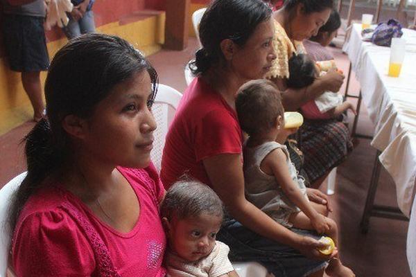 Madres y  sus  hijos  desnutridos son atendidos  en un albergue,  en Mazatenango, Suchitepéquez. (Foto Prensa Libre: Danilo López)