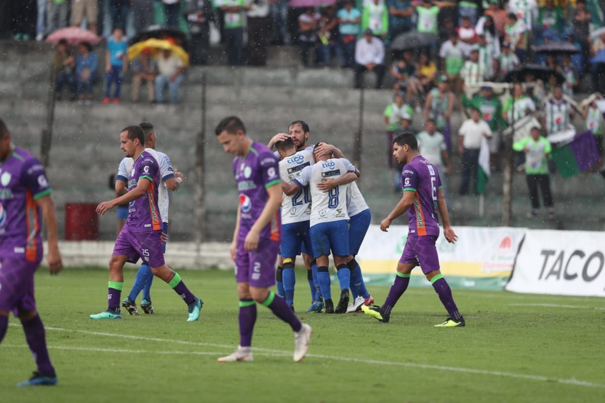 Así festejaron los jugadores de Cobán en Antigua. (Foto Prensa Libre: Francisco Sánchez)