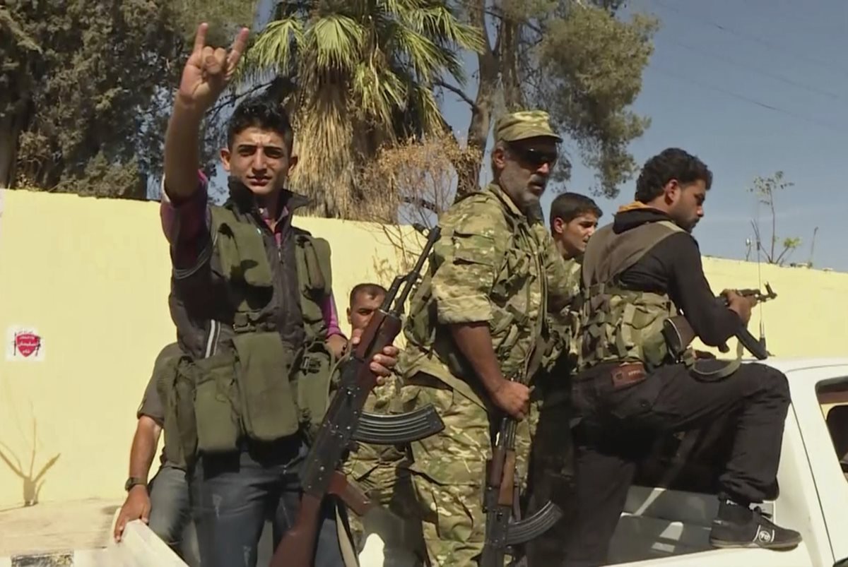 Rebeldes sirios celebran la toma de la ciudad de Dabiq que estaba en poder del Estado Islámico. (Foto Prensa Libre: AFP)
