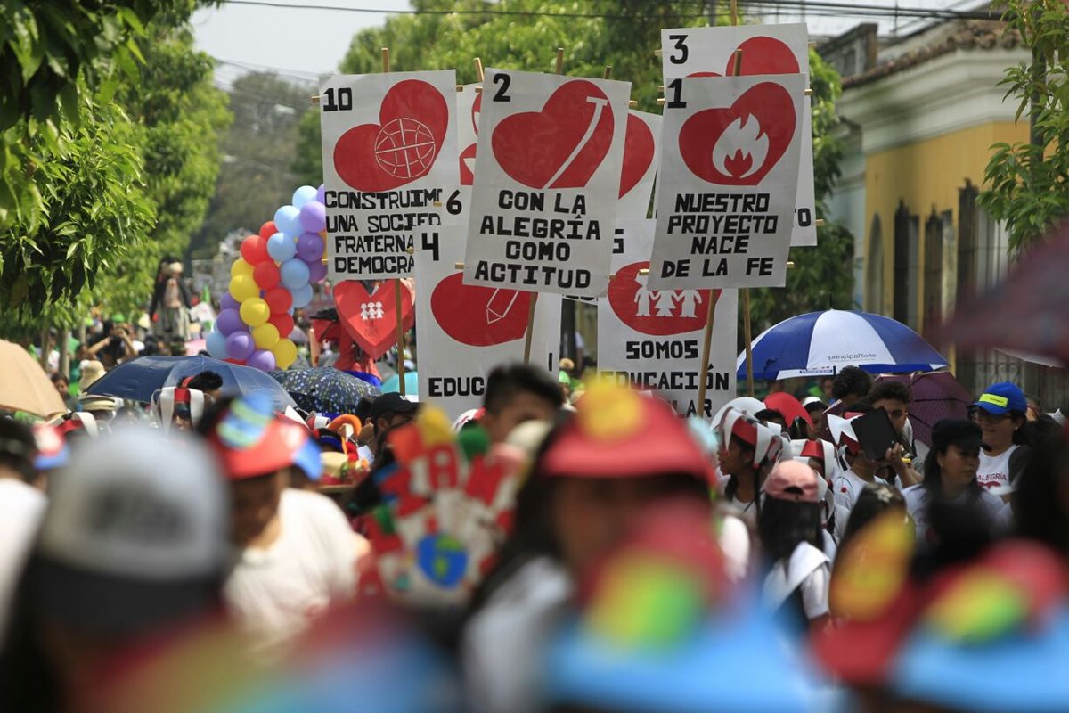 Cientos de estudiantes, padres de familia y docentes participaron en la marcha. (Foto Prensa Libre: Carlos Hernández)