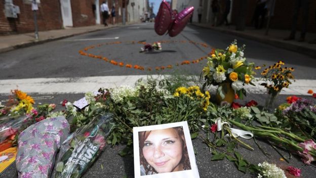El lugar del atropello de Heather Heyer se llenó de flores y mensajes de homenaje. (Getty Images)