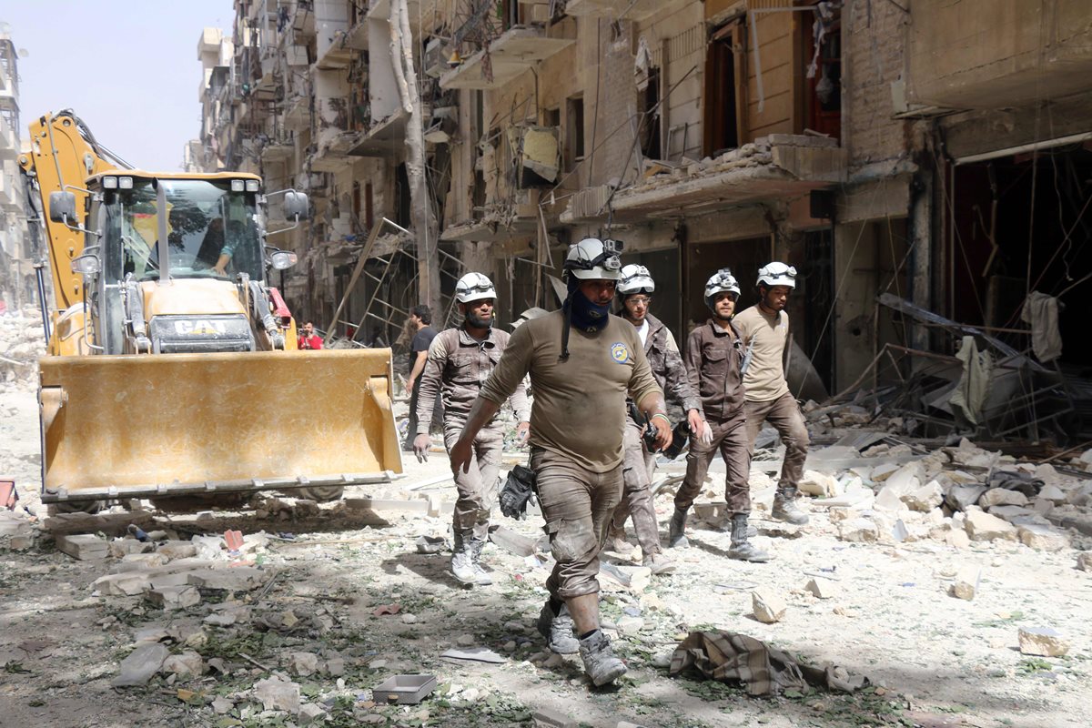 Voluntarios entran a ciudad siria devastada por la guerra. (Foto Prensa Libre: AFP)