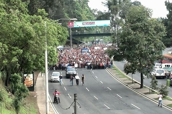 Los manifestantes recorrieron el bulevar Liberación. (Foto Prensa Libre: Estuardo Paredes)