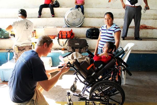 Fundación Bethel entrega sillas, andadores y carruajes para niños y adultos de escasos recursos, en Retalhuleu.