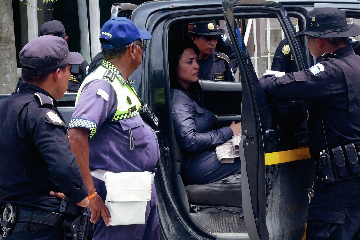 Glenda Judith Villafuerte Castañeda fue auxiliada por agentes de la PNC de Puerto Barrios, Izabal. (Foto Prensa Libre: Edwin Perdomo)