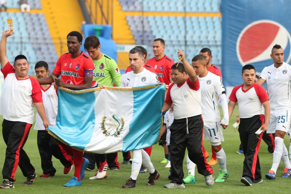 Los jugadores de Municipal y Comunicaciones se unieron para manifestar su descontento por la suspensión de la Fedefut. (Foto Francisco Sánchez)