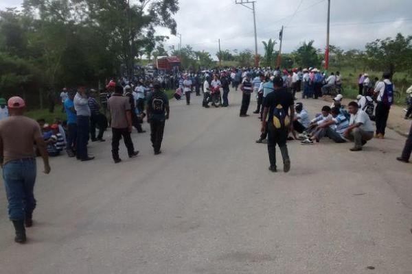 Pobladores bloquean el paso de vehículos en la comunidad Las Pozas, Sayaxché, para exigir fondos para la comuna. (Foto Prensa Libre: Rigoberto Escobar) <br _mce_bogus="1"/>