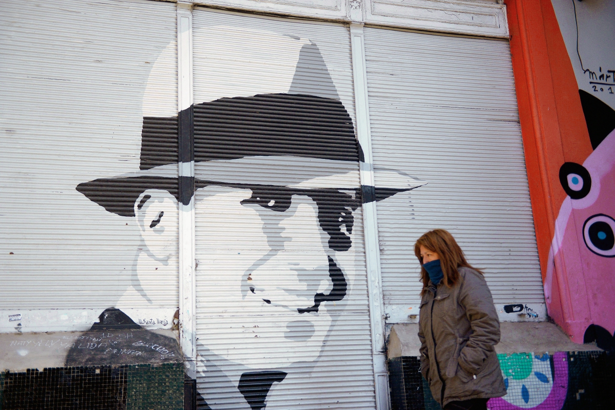 Retrato del cantante y compositor, en el barrio de Abasto, Buenos Aires (Foto Prensa Libre: AFP).