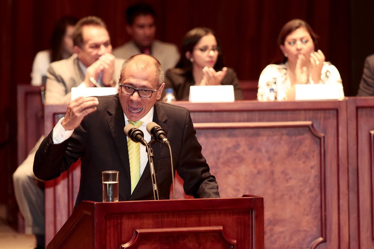 Jorge Glas (c) presenta un informe sobre el caso constructora brasileña Odebrecht.(EFE).