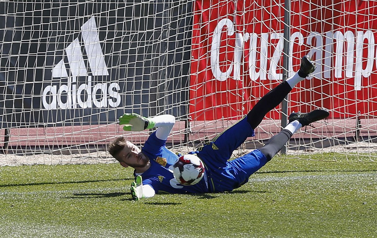 El portero de la selección española y el Manchester United, David De Gea, no ira al Madrid en esta temporada. (Foto Prensa Libre: EFE)