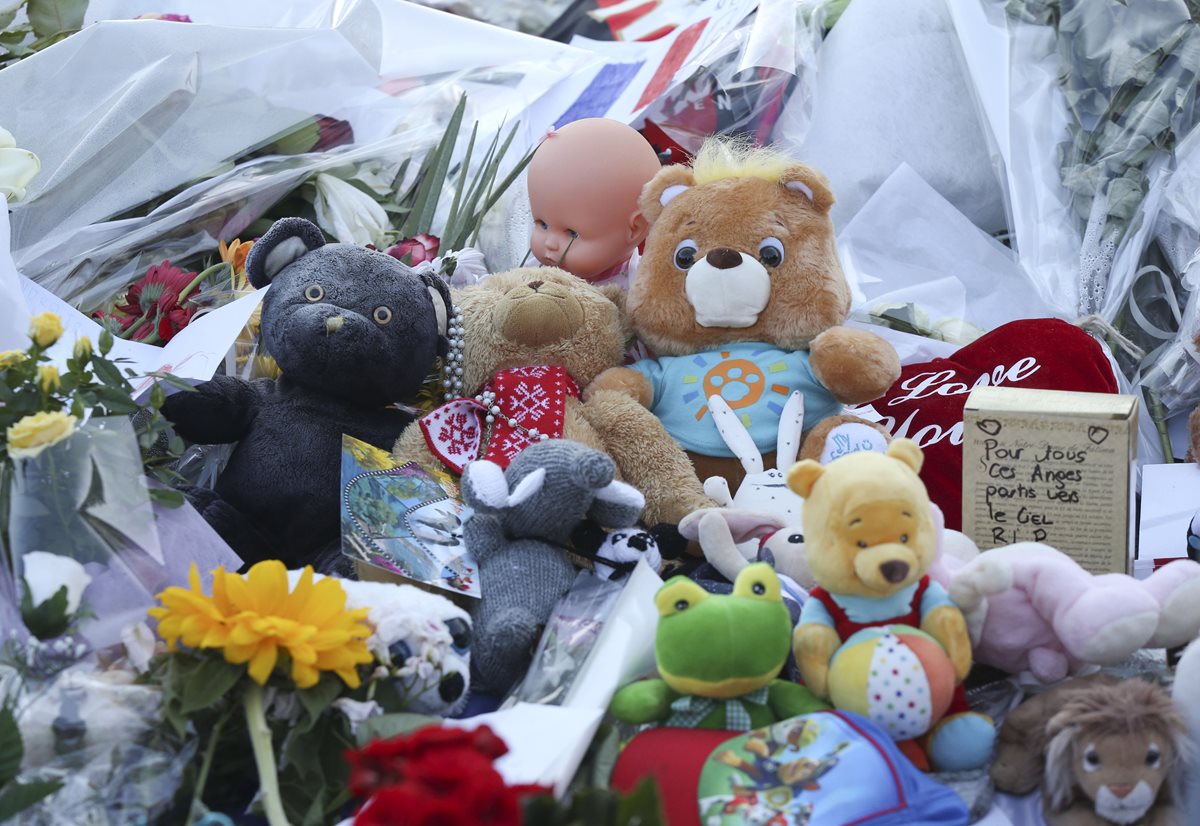 Flores y peluches en el lugar donde ocurrió la tragedia en Niza, Francia, como un homenaje a los niños fallecidos. (Foto Prensa Libre: AFP).