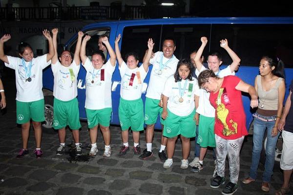 Atletas especiales de Retalhuleu muestran su júbilo por haber ganado medallas en las Olimpiadas Especiales, en la capital. (Foto Prensa Libre: Rolando Miranda) <br _mce_bogus="1"/>