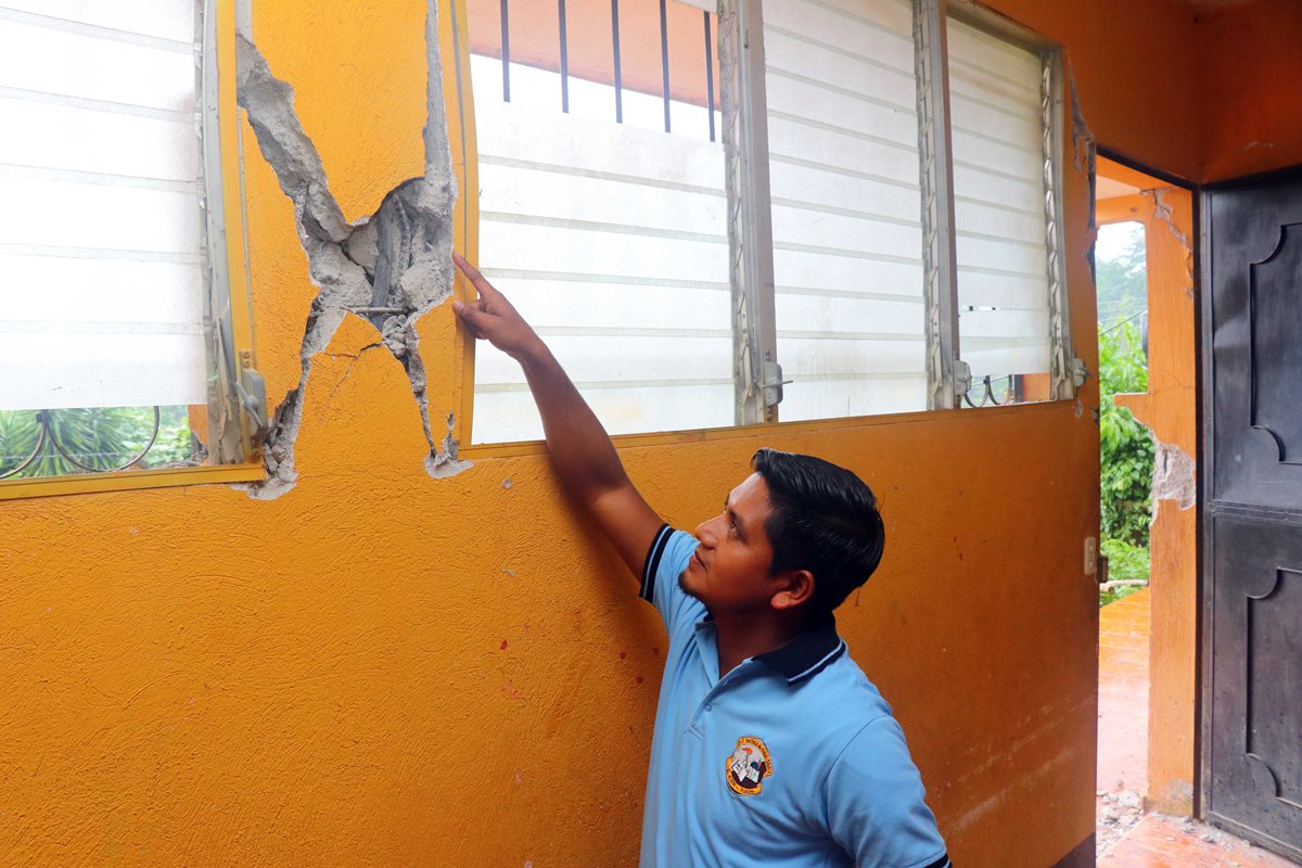 Los temblores de la última semana dañaron las paredes del instituto. (Foto Prensa Libre: Rolando Miranda)