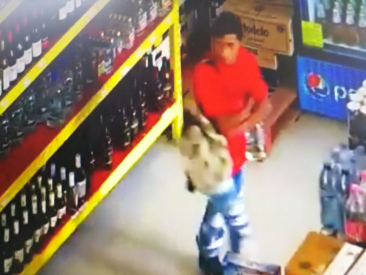 Las cámaras de seguridad del supermercado Food Market de Nebaj, Quiché, captaron la forma como tres hombres roban licor. (Foto Prensa Libre: Cortesía Knal 4 Quiché)