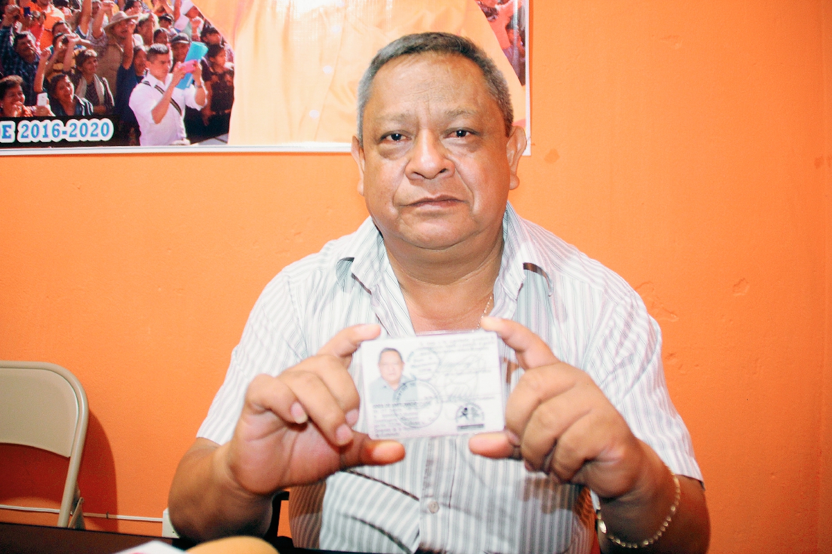 Augusto Gómez Sosa, alcalde de la cabecera de Huehuetenango, muestra su credencial como candidato a la alcaldía. (Foto Prensa Libre: Mike Castillo)