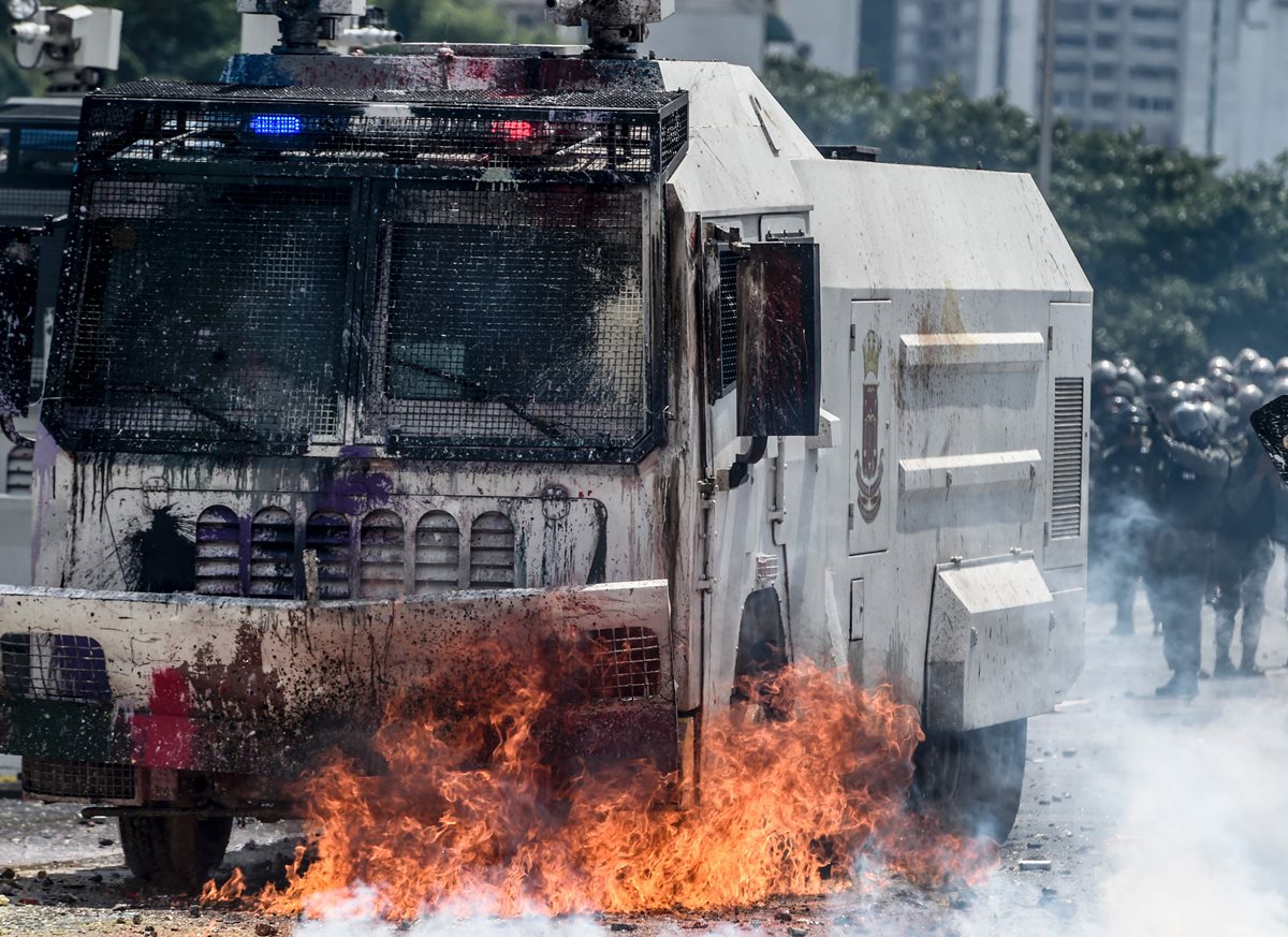 Los enfrentamientos no cesan en Venezuela. (Foto Prensa Libre: AFP)