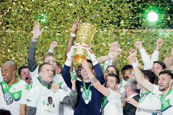 Jugadores del Wolfsburgo celebran el triunfo ante el Borussia Dortmund, en la final de la Copa Alemana. (Foto Prensa Libre: EFE)