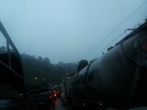 El accidente ha originado largas filas de vehículos. (Foto Prensa Libre: Eduardo Sam).