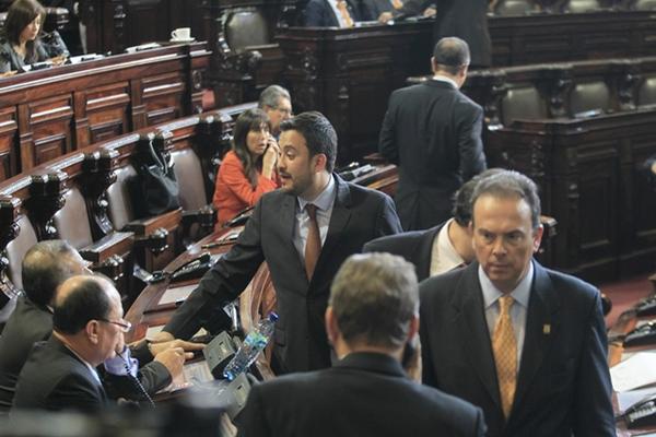 El diputado y jefe de la bancada Patriota Juan José Porras sale del hemiciclo. (Foto Prensa Libre: Edwin Bercián)