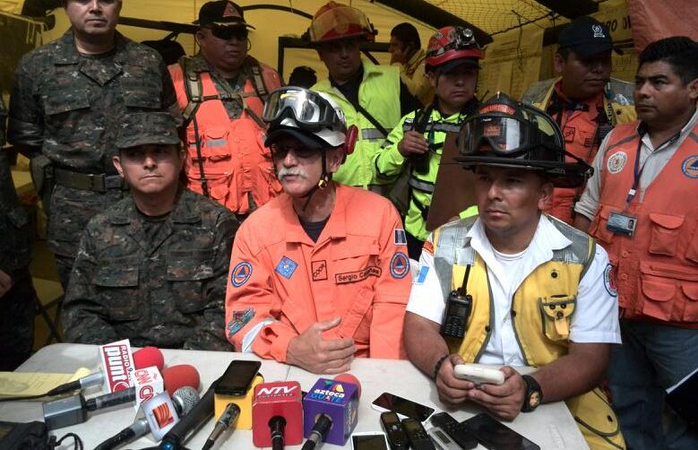 Sergio Cabañas, oficial de Conred encargado de la labor de rescate (al centro), en conferencia de prensa. (Foto Prensa Libre: Rosa María Bolaños)