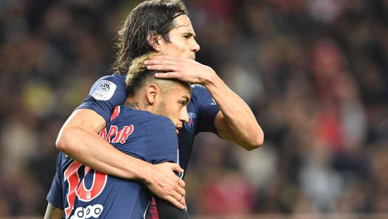 Edinson Cavani se abraza con Neymar, después de haber marcado un gol para el PSG, durante el encuentro contra el AS Mónaco. (Foto Prensa Libre: AFP).