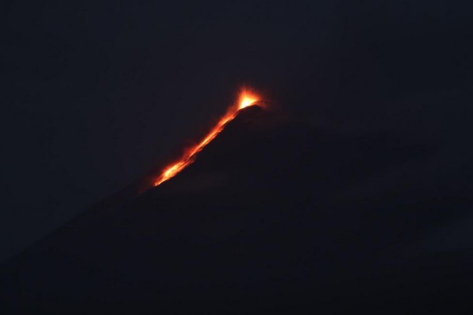 Erupción del volcán de Fuego esta noche. (Foto: Miguel López)