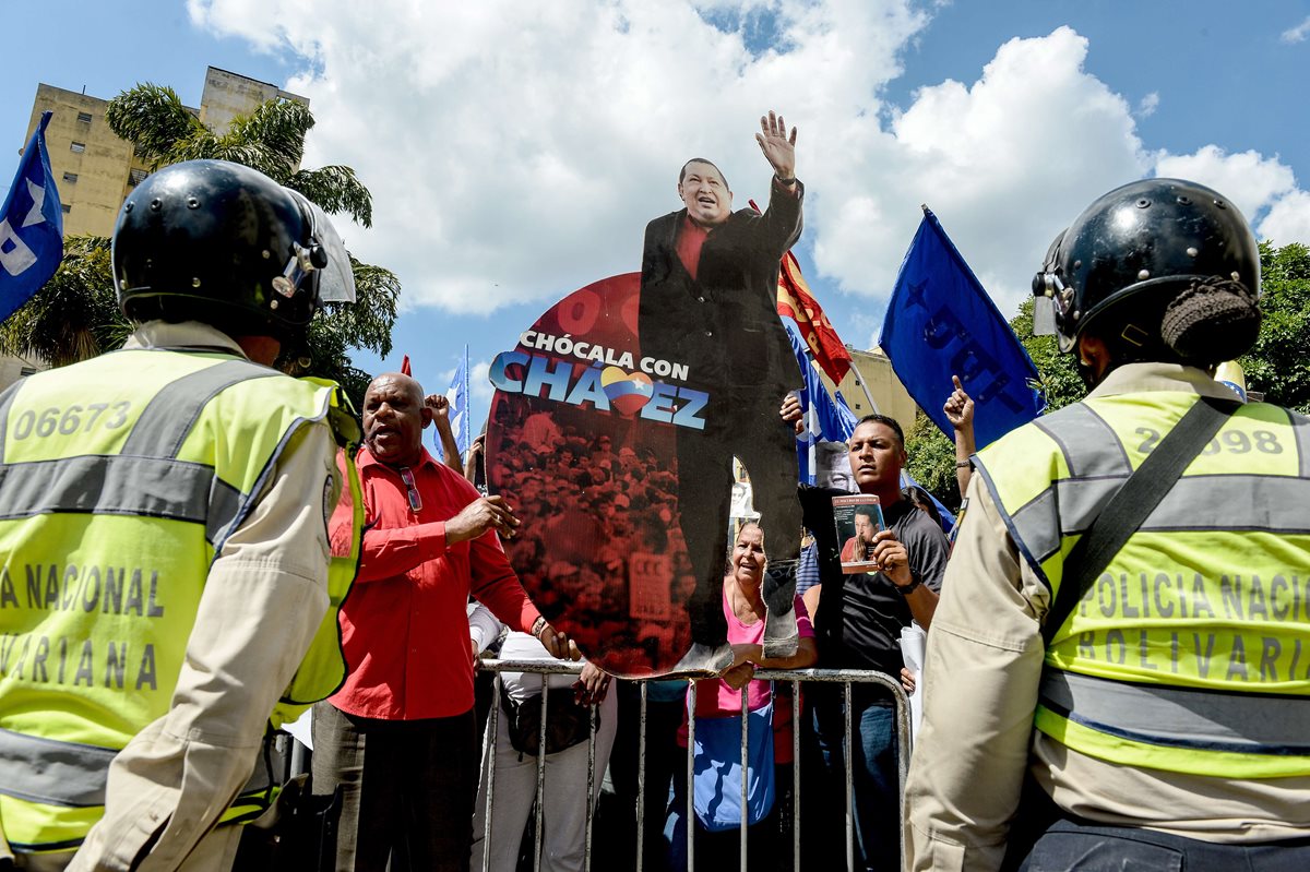 Partidarios del fallecido presidente de Venezuela, Hugo Chávez, protestan en Caracas. (Foto Prensa Libre: AFP).