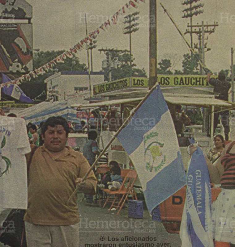 Desde tempranas horas vendedores  de playeras, banderas guatemaltecas promocionaban el encuentro entre las selecciones de Guatemala y Costa Rica. Hacía tiempo que no se veía el estadio colmado de aficionados. (Foto: Hemeroteca PL)