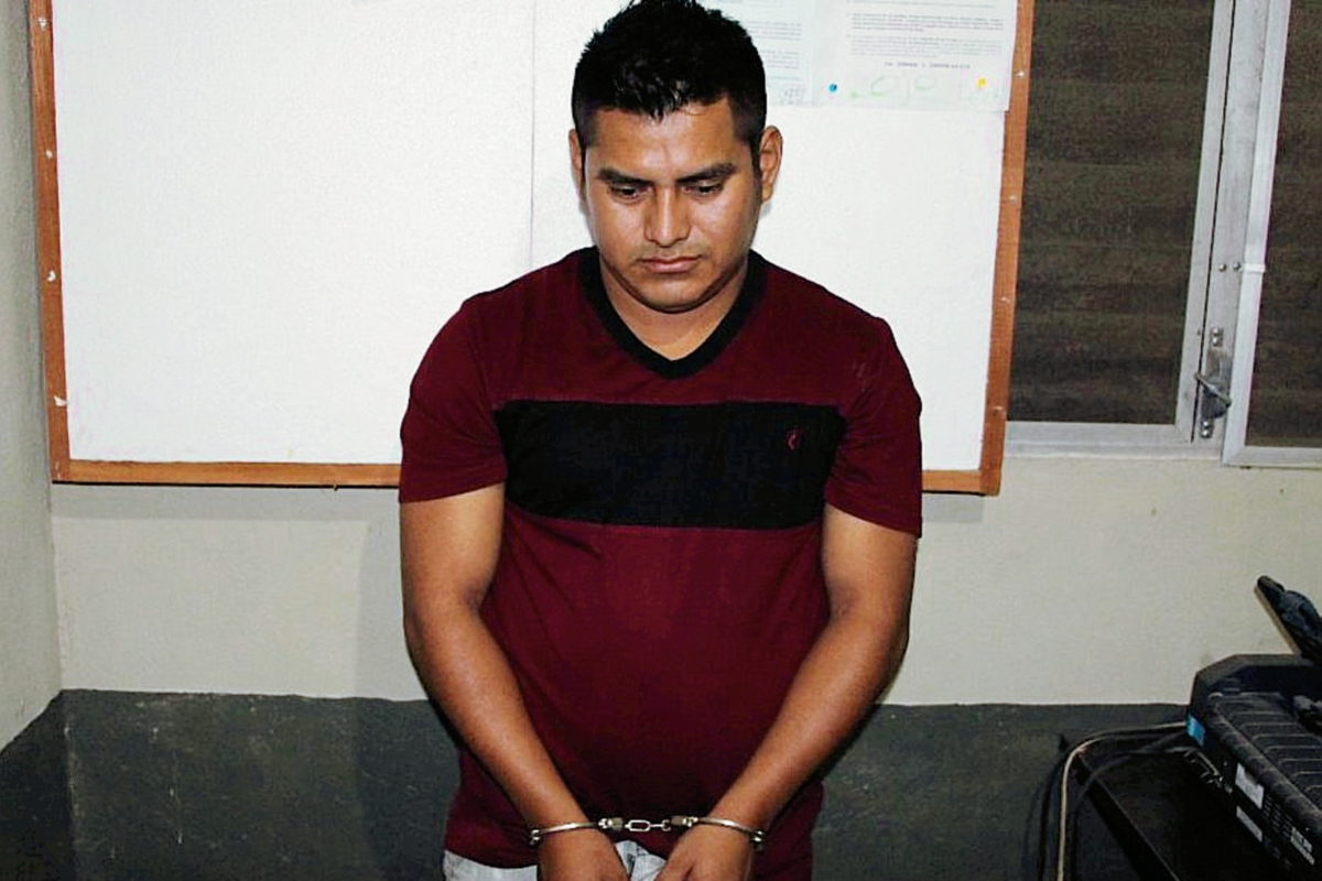 El detenido fue consignado al juzgado de turno de Melchor de Mencos (Foto Prensa Libre: Walfredo Obando)