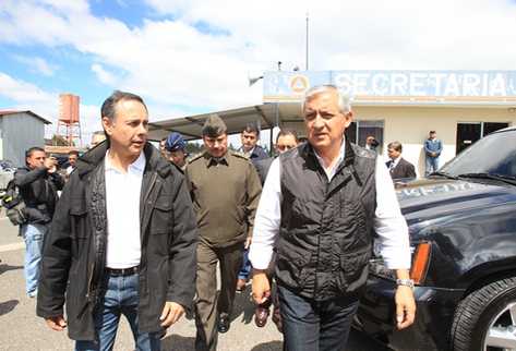 Presidente Otto Pérez ingresa a la sede de la Conred. (Foto Prensa Libre: Estuardo Paredes)