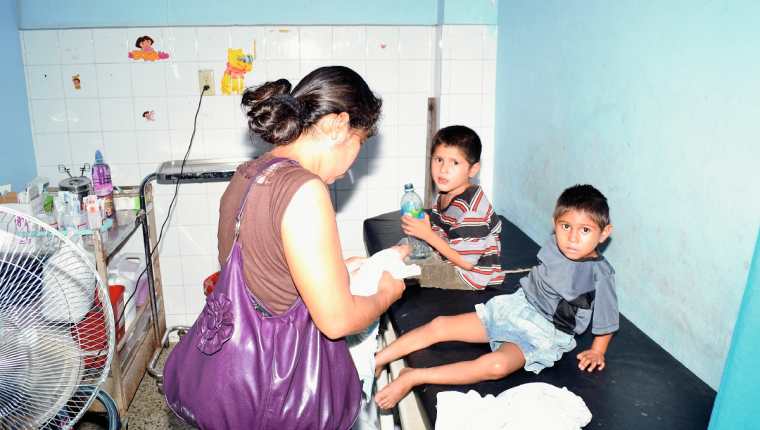 Dos de  los niños intoxicados  son atendidos en la emergencia del Hospital Regional de Zacapa. (Foto Prensa Libre: Víctor Gómez)