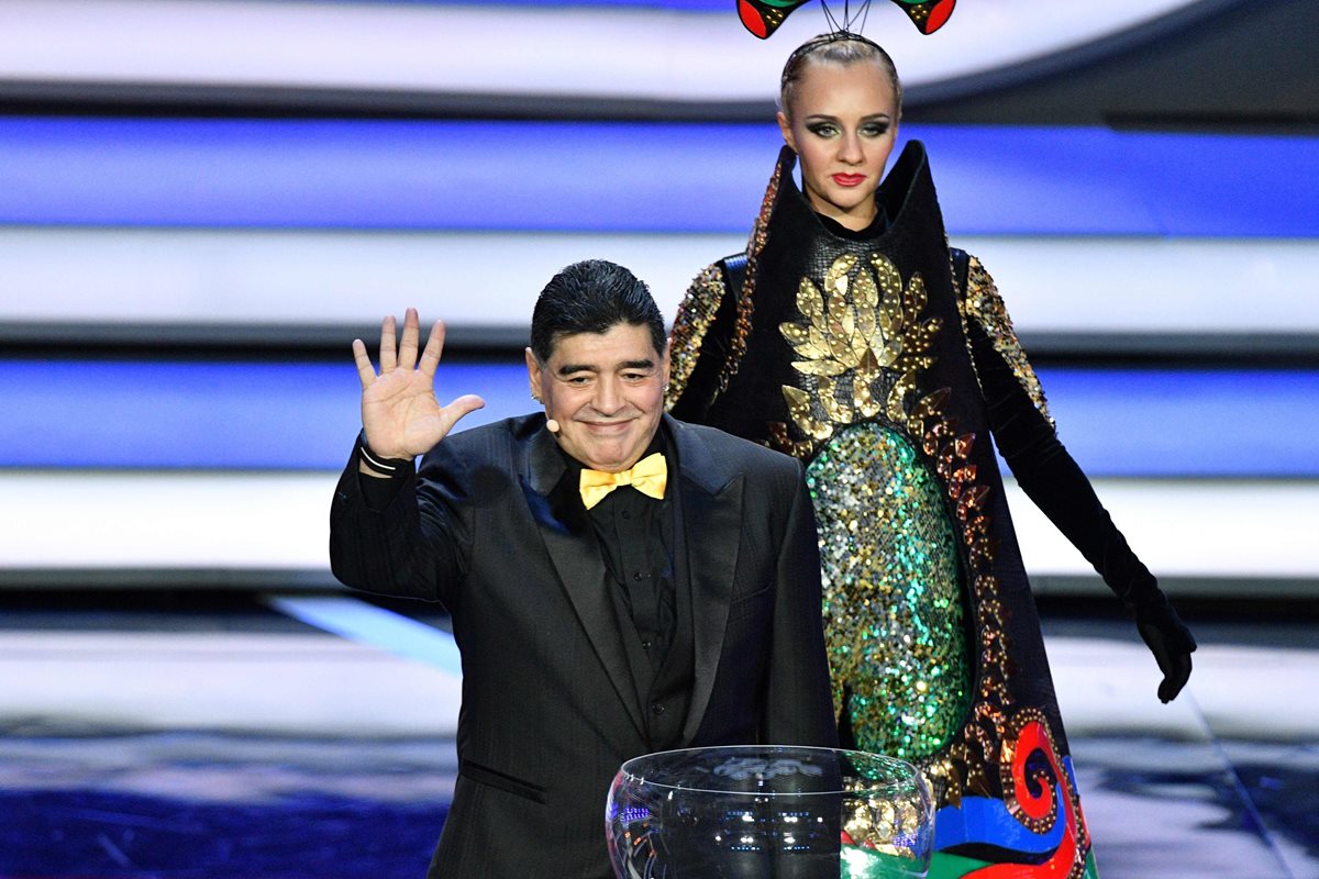 Diego Maradona representó a Argentina en la ceremonia en el Palacio Kremlin. (Foto Prensa Libre: AFP).