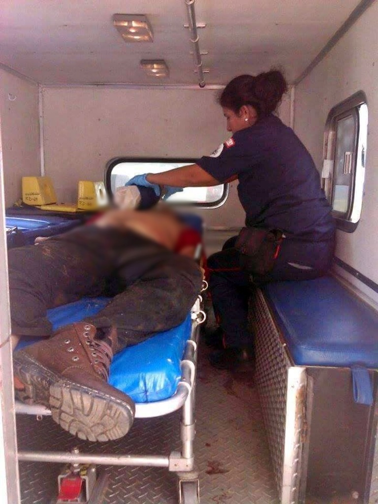 Socorristas trasladan a hombre herido de bala y muere en el Hospital de Malacatán, San Marcos. (Foto Prensa Libre: Alexánder Coyoy)