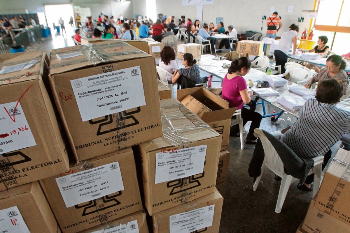 Decenas de empleados del TSE trabajan a tiempo completo en el Parque de la Industria para llenar las cajas electorales que serán enviadas a todo el país.