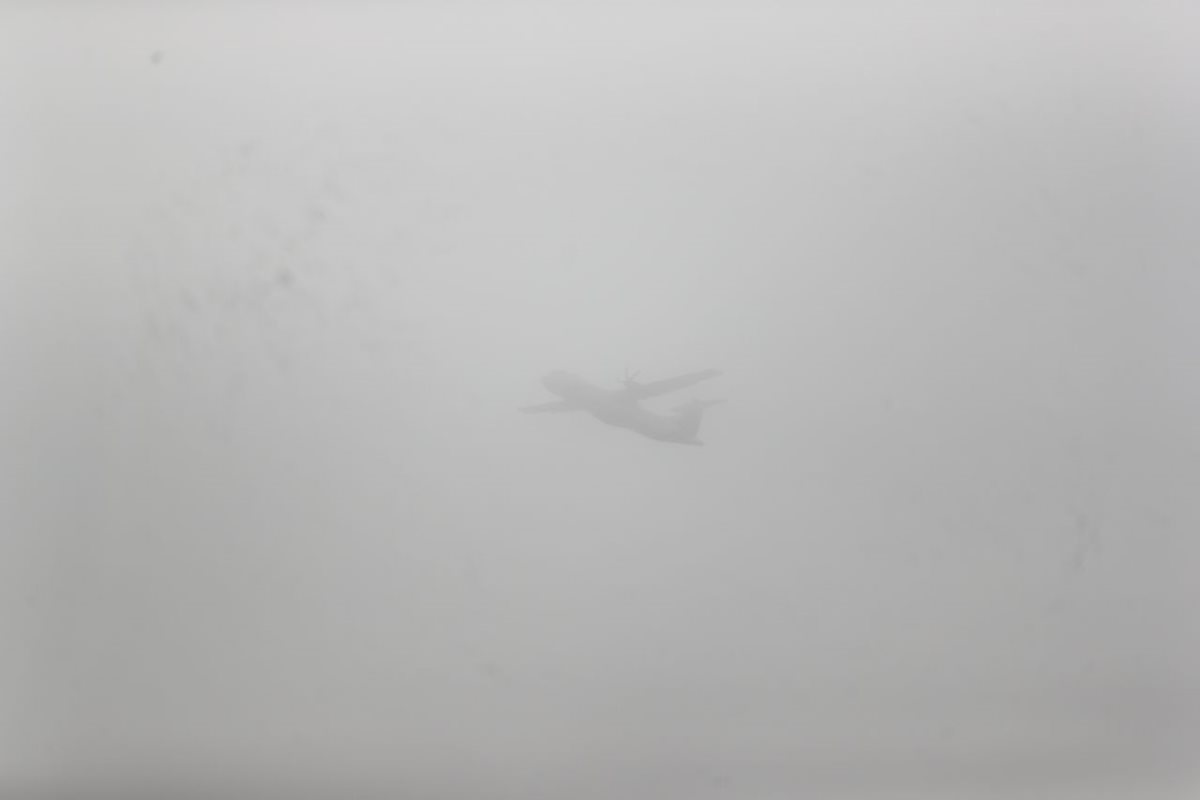 Un avión se pierde dentro de la densa neblina que afectó las operaciones en el aeropuerto durante esta mañana. (Foto Prensa Libre: Érick Ávila)