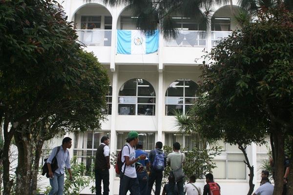 Fachada del tribunal de Cobán, donde se inició el juicio contra los cinco sindicados de linchar a un hombre. (Foto Prensa Libre: Ángel Tax) 